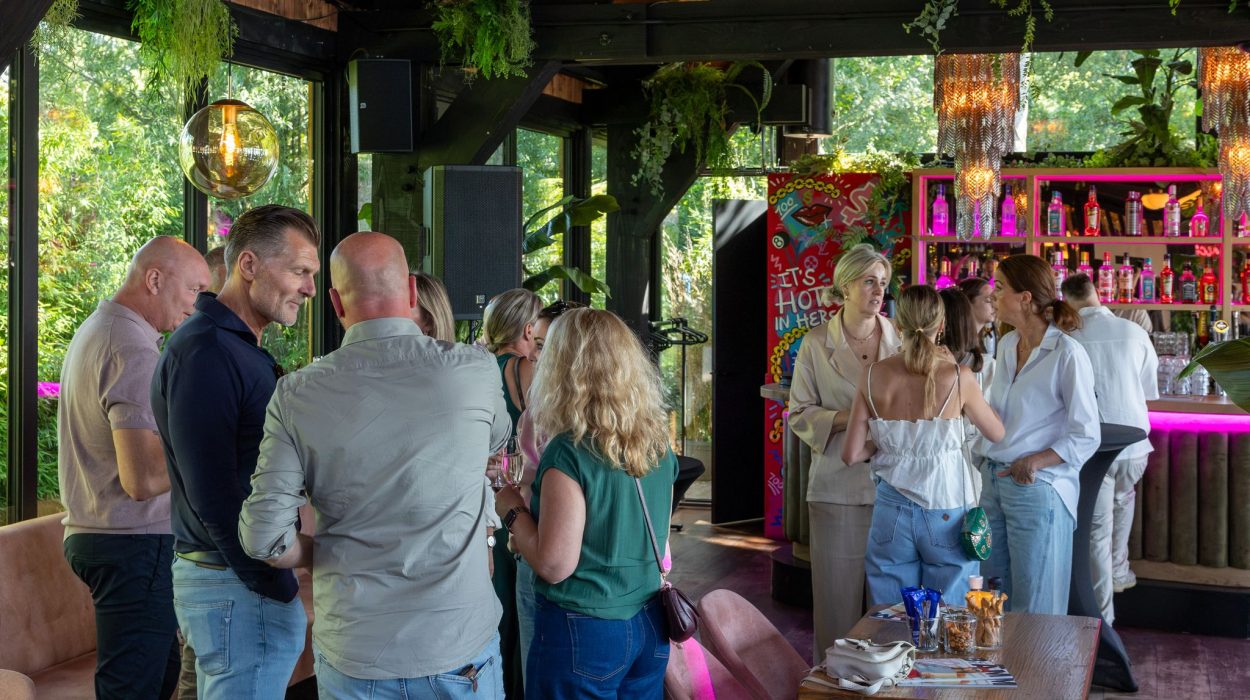Sfeerimpressie BrAM Borrel zomer 2026. Feestelijke lancering nieuwe editie BrAM Borrel op donderdag 2 juli 2026 bij 't Waaltje in Heerjansdam.