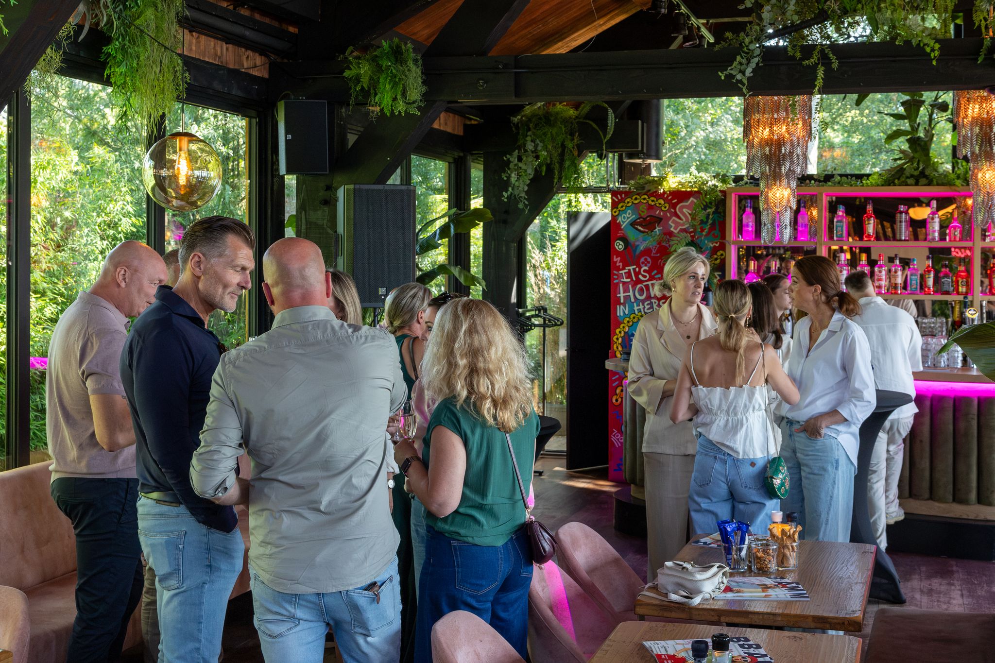 Sfeerimpressie BrAM Borrel zomer 2026. Feestelijke lancering nieuwe editie BrAM Borrel op donderdag 2 juli 2026 bij 't Waaltje in Heerjansdam.